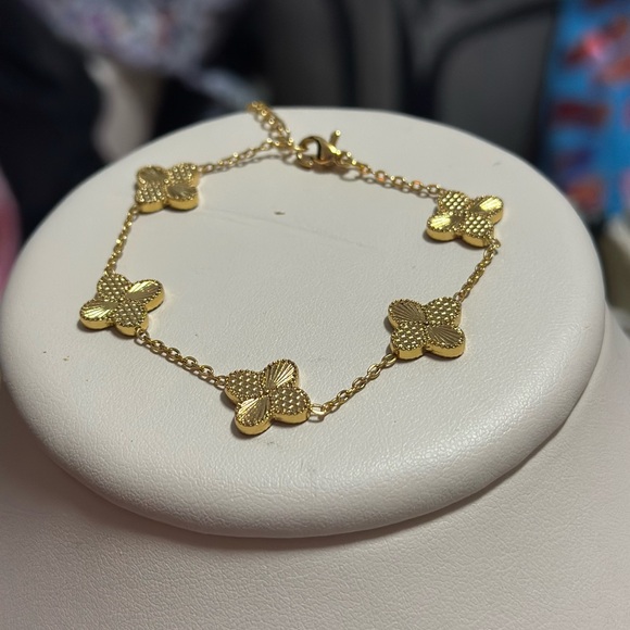 Jewelry - Chic Gold Clover Bracelet